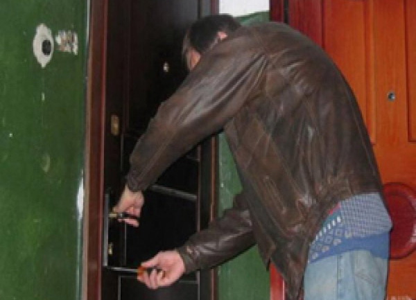 В Новотроицке задержали злоумышленников, совершивших квартирную кражу